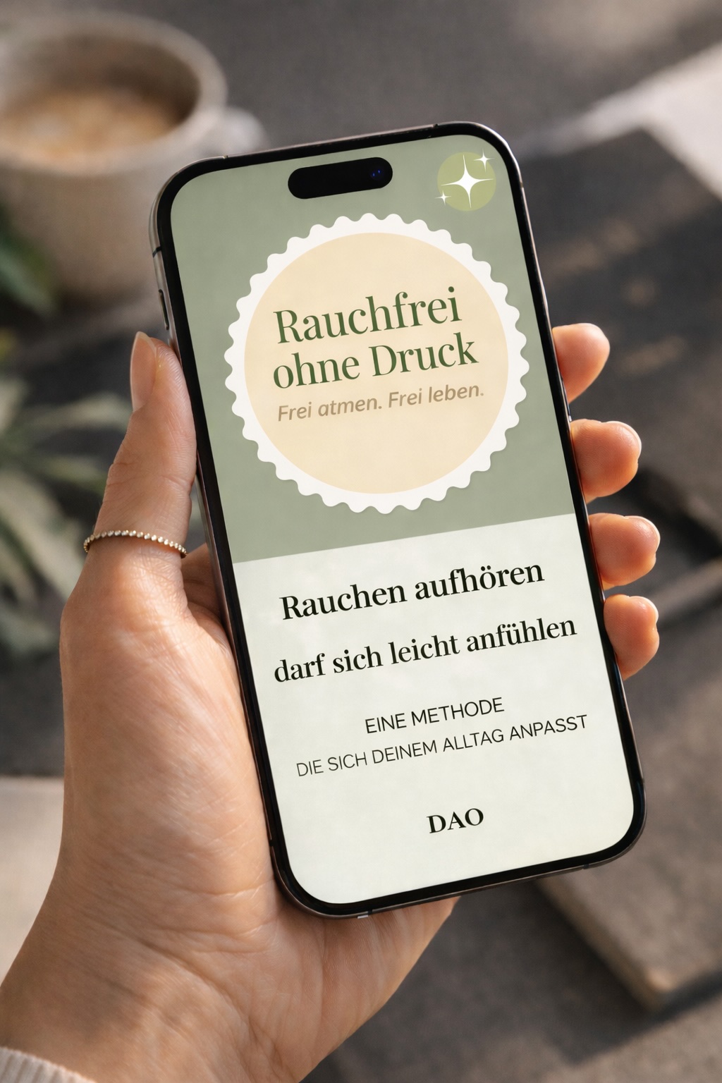 Hand hält Smartphone mit dem eBook „Rauchfrei ohne Druck“ von DAO